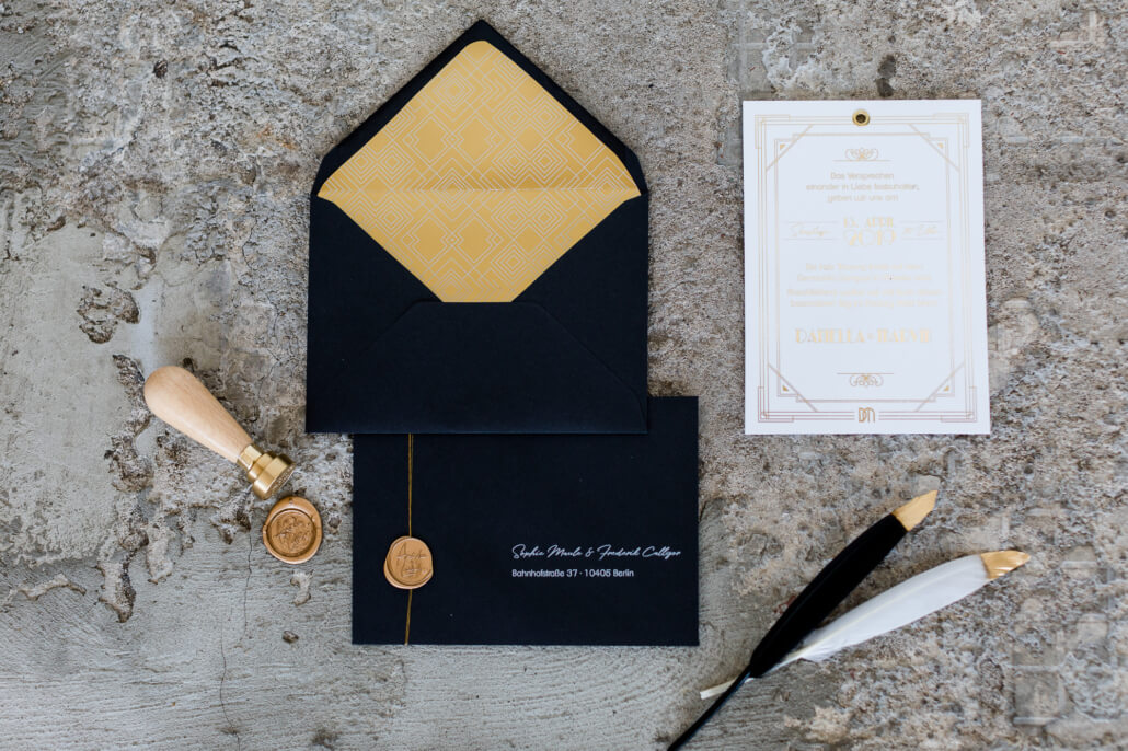 Hochzeitseinladung Golden 20s in Schwarz und Gold mit Siegel