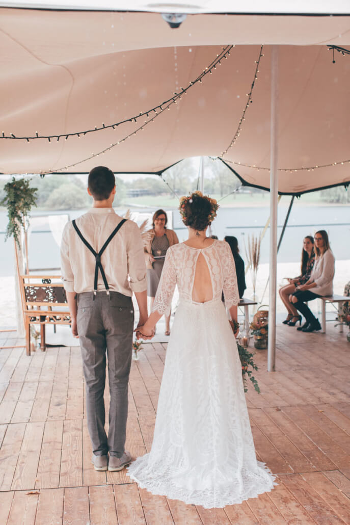 Einzug des Brautpaares bei freien Trauung am See