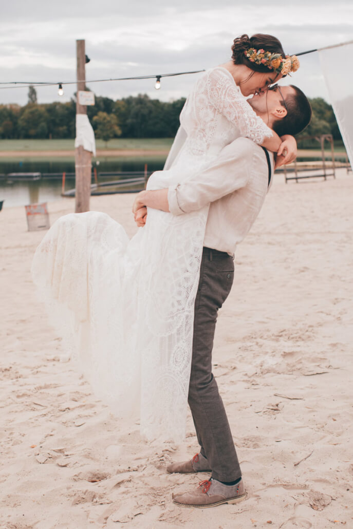 küssendes Brautpaar am Strand