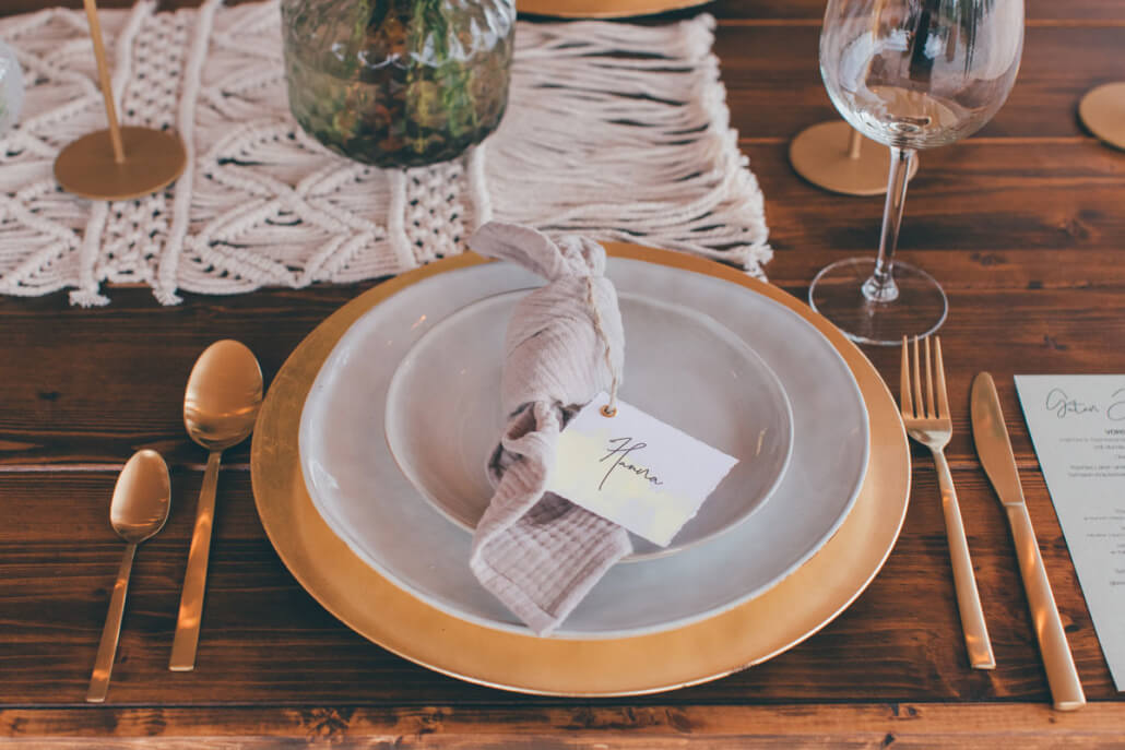 Tischdeko mit goldenen Platzteller, 2 Speisetellern und goldenem Besteck