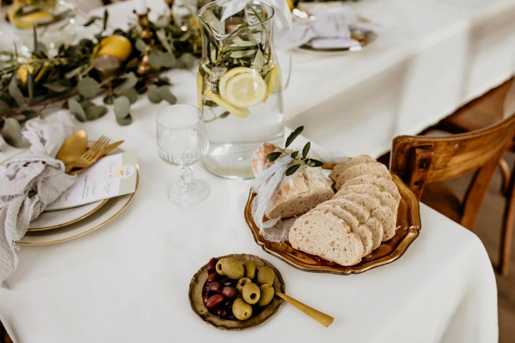 Tischdeko einer italienischen Hochzeit mit Antipasti