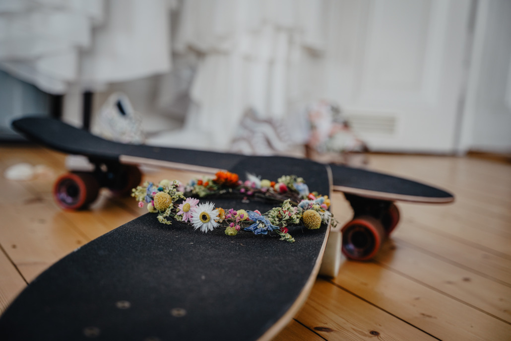 frühlingshafter Blumenkranz auf Skateboard