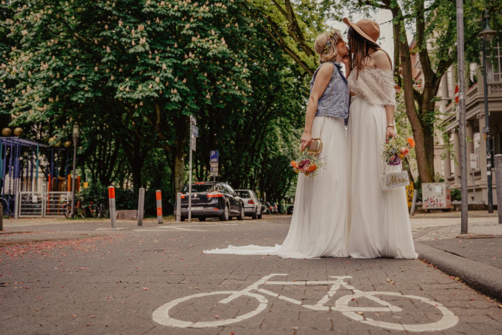 Brautpaar küsst sich auf Fahrradweg