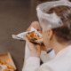 Braut isst Pizza von Pizza Slice