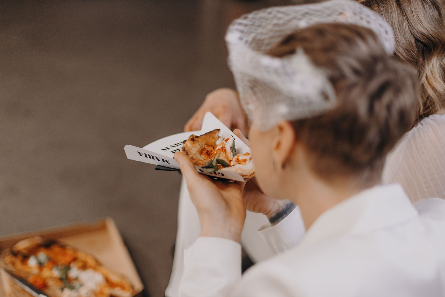 Braut isst Pizza von Pizza Slice